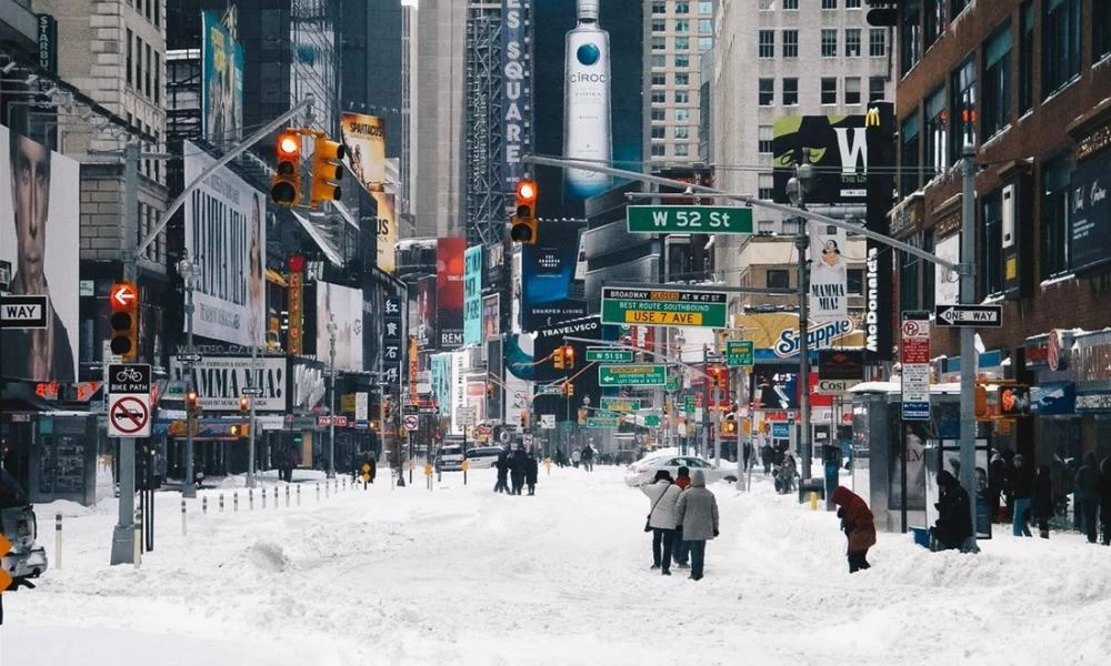 Στο έλεος του χιονιά η Νέα Υόρκη: Έκλεισαν τα κέντρα εμβολιασμού